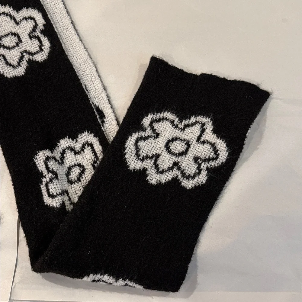 American Eagle Outfitters Floral Knit Scarf – One Size